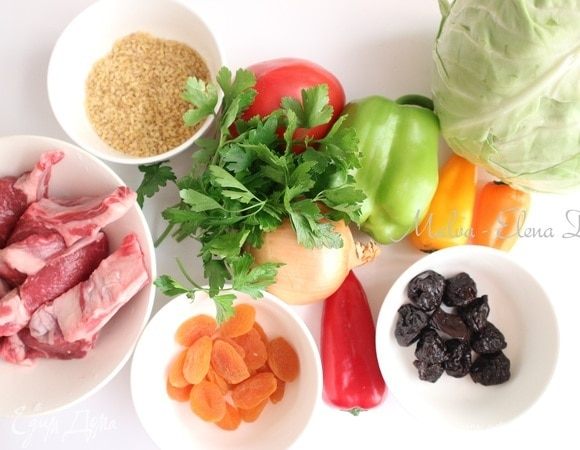 Приготовить все необходимое, овощи и зелень помыть. Хорошо использовать для рецепта молодую белокочанную капусту. Из трав отдала предпочтение петрушке, с менее насыщенным ароматом по сравнению с другими травами — базиликом, душицей (орегано), тархуном (эстрагоном). Строгих правил здесь нет, можно выбрать зелень по вкусу.