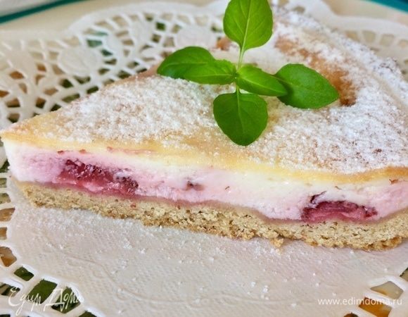 Девочки, посмотрите, какое тонкое тесто, нежный крем и ароматная клубника! Это очень вкусно!