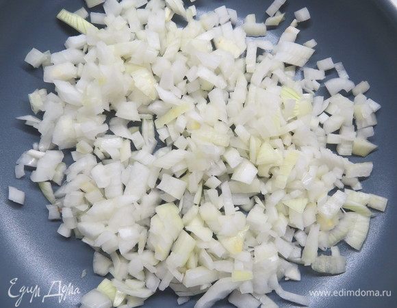 Мелко нарезать репчатый лук, обжарить на сливочном масле.