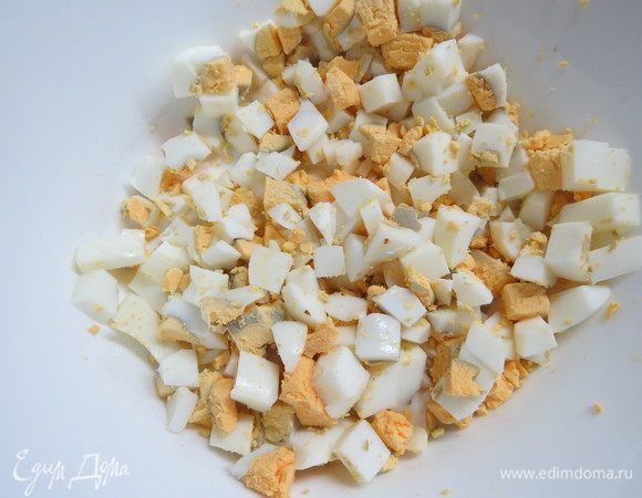 Вареные яйца нарезать мелким кубиком.