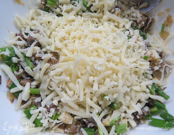 Туда же добавить натертый на средней терке сыр.