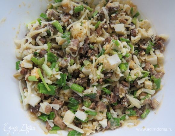 Начинку перемешать, посолить и поперчить по вкусу.