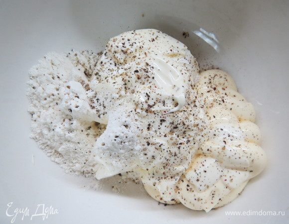 Сметану перемешать с майонезом, мукой, поперчить и посолить.