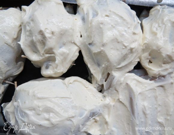 Полить кальмары этим соусом, запечь в разогретой до средней температуры духовке в течение 30–40 минут, после приготовления зубочистки снять.