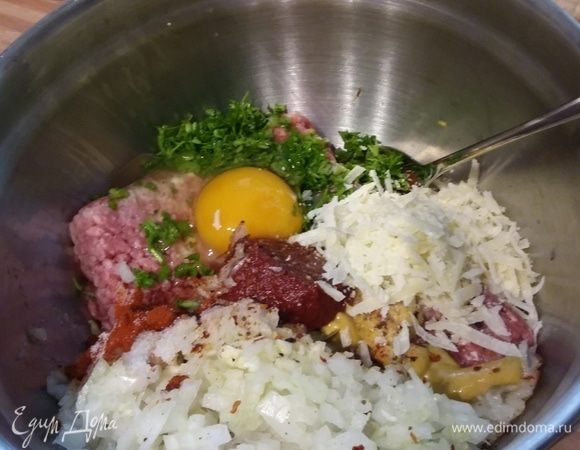 Для фарша смешать мелко рубленый чеснок и лук с остальными ингредиентами. Тщательно вымешать в однородную массу. Отправить в холодильник до востребования.
