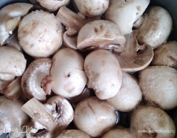 Шампиньоны хорошо вымыть, если крупные, нарезать. Залить водой, немного посолить и варить 10 минут.