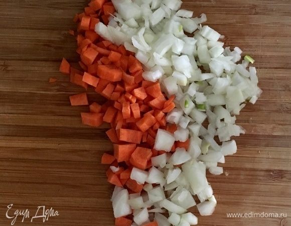 Морковь и луковицу нарезать небольшими кубиками.