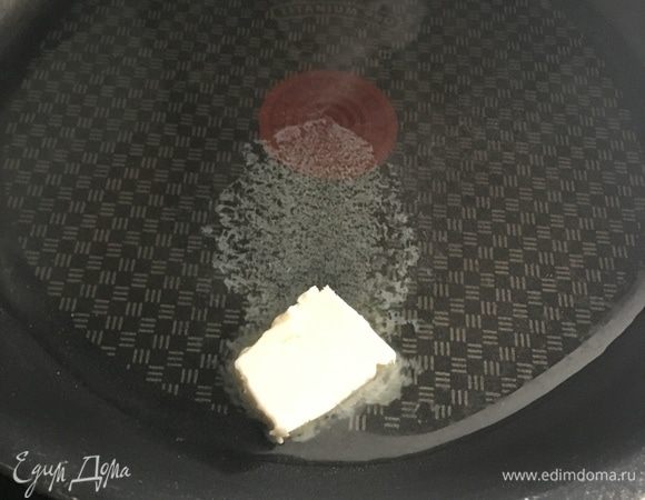 На сковороде разогреть пару ложек растительного и чайную ложку сливочного масла.