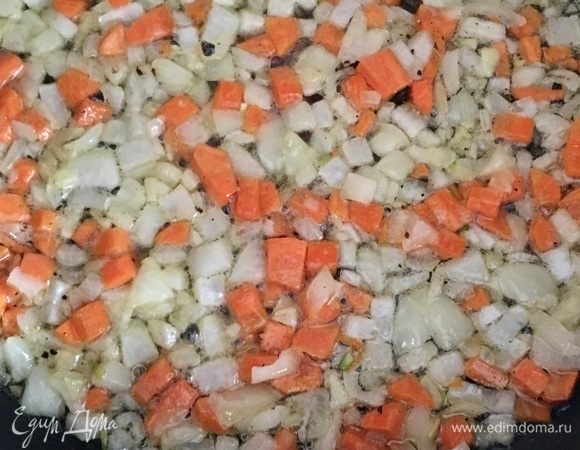 В масло отправить лук и морковь. Тушить практически до готовности овощей. Посолить и поперчить по вкусу.