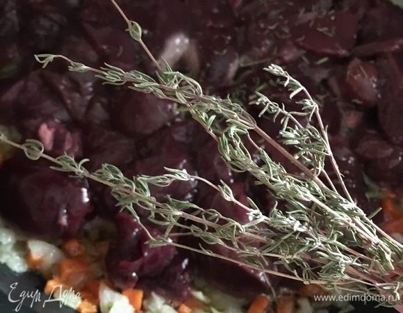 Когда овощи станут практически готовыми, отправить печень в сковороду. Добавить специи. Я использую сушеный тимьян из собственных запасов (только листики, грубые веточки не нужны).