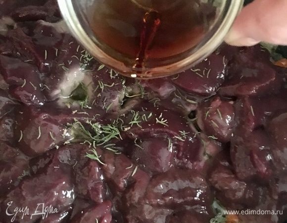 И сразу же влить в сковороду алкоголь. Перемешать и дать сперва алкоголю выпариться на сильном огне, оставив после себя только приятный шлейф. Еще я добавила меньше половины чайной ложки коричневого сахара. Мне кажется, что это небольшое количество в сочетании с алкогольными нотками и каштанами (которые нам еще предстоит добавить в паштет) придало закуске особую пикантность. Тушить печень до готовности.