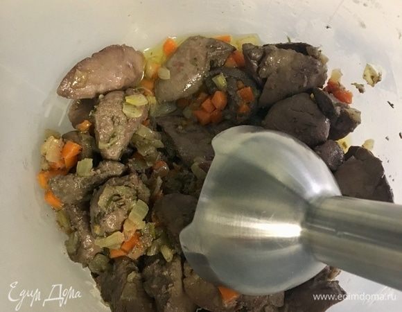 Далее переложить все содержимое сковороды в емкость и измельчить погружным блендером.