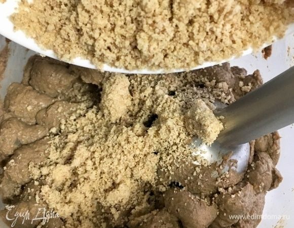 В измельченную печеночную массу вводим каштановую крошку. Каштаны я тоже очень мелко измельчила в блендере, практически в муку. Но это, конечно, дело вкуса, Если вам нравятся крупные кусочки, то можно и так.