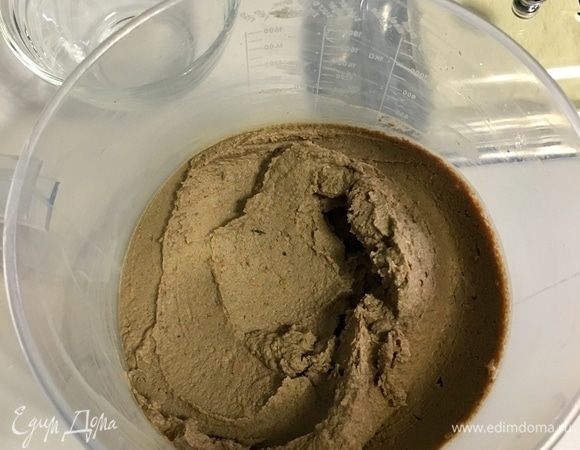 Перемешиваем печеночную массу с каштановой крошкой. Я еще немного подбила погружным блендером для более однородной и кремовой консистенции. Если вам будет казаться, что масса суховата, можно добавить растопленное сливочное масло или сливки. Я влила подогретые сливки (примерно 70мл), чтобы консистенция паштета меня полностью устраивала.