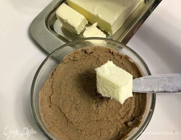 Теперь раскладываем паштет по креманкам или в одну большую емкость, как удобно. Берем кусочек сливочного масла и, пока паштетная масса еще теплая, как бы запечатываем паштет маслом сверху. Это необходимо, чтобы верх закуски не подсыхал и паштет оставался нежным.