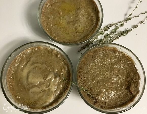 Из указанного количества ингредиентов у меня получились три небольшие пиалочки. Сначала оставить паштет остывать при комнатной температуре, затем можно убрать в холодильник до момента подачи.