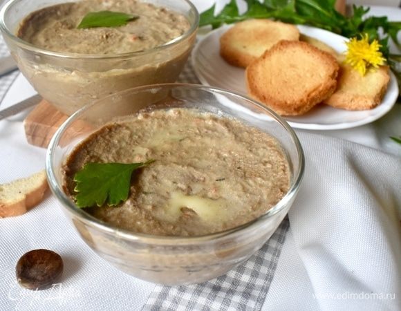 Ну и подаем на стол нашу миниатюрную, но изысканную закуску. Она получилась очень вкусной оригинальной и праздничной. Каштаны придали паштету своеобразный, но весьма притягательный вкус. Немного ореховый и в тоже время немного сладковатый, очень необычный вкус.