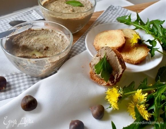 Подавать паштет можно со свежим хлебом или с овощами. Нам понравилось с подсушенными в духовке греночками. И именно подсушенный хрустящий хлеб как нельзя удачнее подошел к нежному, тающему паштету, подчеркнув его кремовую текстуру и оттенив богатство, насыщенность и колоритность вкуса. Хочется угостить всех вас такой необычной и приятной закуской. Приятного аппетита!