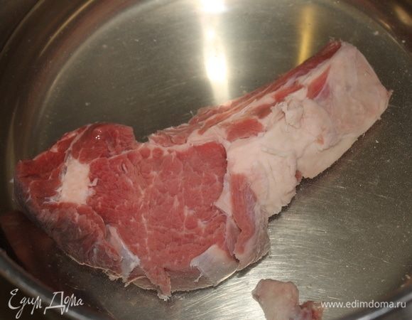 Варим говяжий бульон. Для бульона очень хорошо взять кусочек тонкого края. У вас будет и мякоть, и косточка для навара, но это не принципиально, подойдет любая часть на косточке.