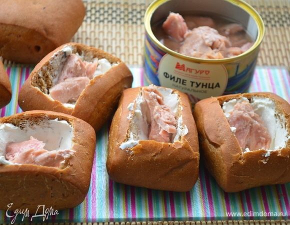 На дно булочки положить начинку из филе тунца.