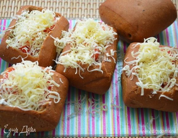 Сыр натереть на терке и посыпать начинку.