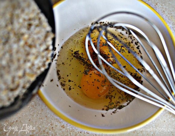 Яйца взбейте вместе с солью, добавьте перец и специи. Овсяные хлопья измельчите с помощью блендера в муку и введите вместе с оливковым маслом в яичную смесь.