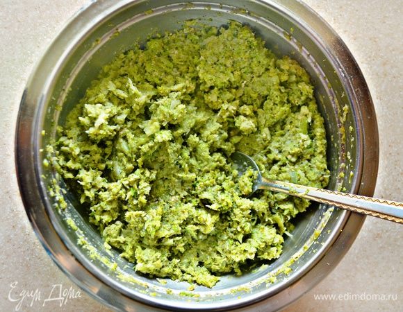 Хорошо перемешайте яичную смесь вместе с брокколи. Здесь лучше воспользоваться блендером для получения однородной массы. Выложите смесь в смазанную маслом форму (у меня форма d=24 см, на дно выложите пекарскую бумагу, можно посыпать слегка измельченными сухарями) и выпекайте при 180°C 2 коржа в течение 15–20 мин. до румяной корочки. Немного охладив коржи, извлеките из формы, аккуратно снимая пекарскую бумагу.