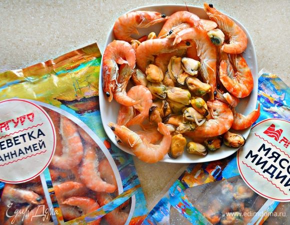 Морепродукты разморозьте, промойте проточной водой. Вскипятите подсоленную воду, поместите морепродукты и проварите в течение 1 минуты, после чего воду слейте.