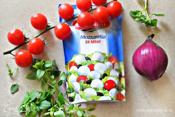 Подготовьте, промойте помидоры черри, разрежьте их пополам; красный лук очистите и нарежьте полукольцами, мини-шарики моцареллы разрежьте также пополам.