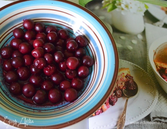 Вишню разморозить, слить жидкость.