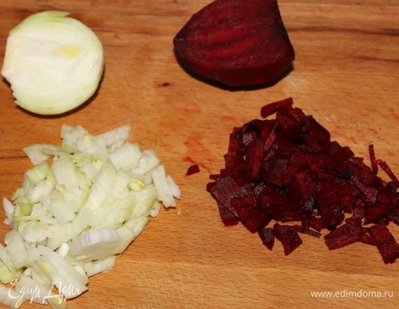 Зеленый борщ у нас варят со свеклой. Ее нарезают соломкой и вместе с нарезанной половинкой луковицы отправляют в кипящий бульон.