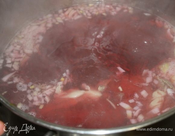 Варят свеклу, пока она не станет светлой, не накрывая крышкой бульон, чтобы борщ не имел запаха свеклы. Так учила меня мама, может, и не будет запаха никакого, но сказали, так надо, вот и варю уже почти полвека.