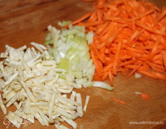 Пока свекла варится, мы время не теряем, так же соломкой надо нашинковать оставшуюся половинку луковицы, корень пастернака и морковь.