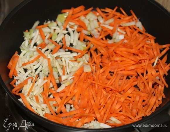 Готовим зажарку. На растительном масле припускаем нашинкованные коренья. Не жарим, а помешивая подвяливаем, чтобы овощи отдали свой аромат в масло.