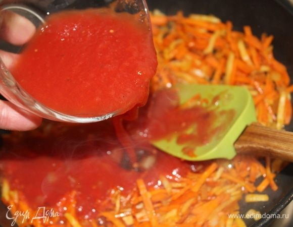 Добавляем нарезанный кубиками болгарский перец и томат или протертые помидоры (и, в крайнем случае, разведенную 1 ст. л. томатной пасты). Тушим до выпаривания жидкости.