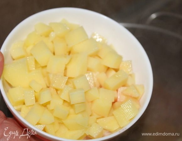Картофель нарежьте мелкими кубиками и, когда бульон посветлеет, кладем его в борщ.