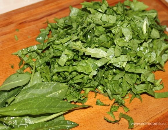 Пока будет вариться картофель, нарежьте щавель, зеленый лук, петрушку и укроп.