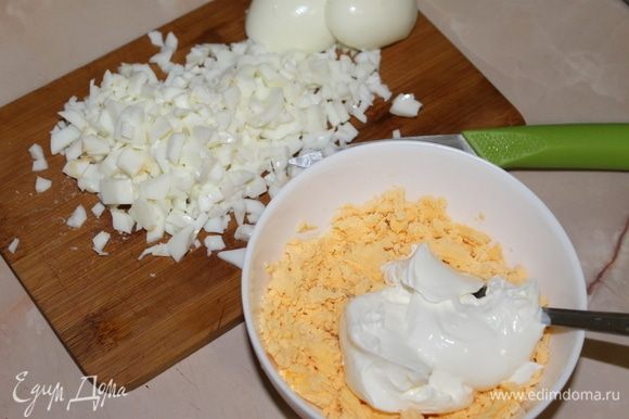 Подготовьте для борща заранее отваренные яйца. Белки мелко нарежьте, а желтки разомните вилкой, добавьте 2 ст. л. сметаны и перемешайте. У вас получится яичный соус.