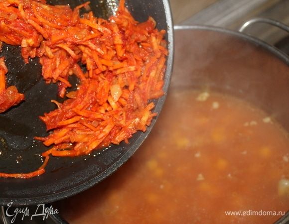 Картофель стал уже мягким, добавляем зажарку и варим еще пять-семь минут.