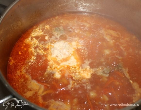 Осталось 3 минуты, и борщ будет готов. Кладем нарезанное мясо, желтки со сметаной, перемешиваем, доводим до кипения.