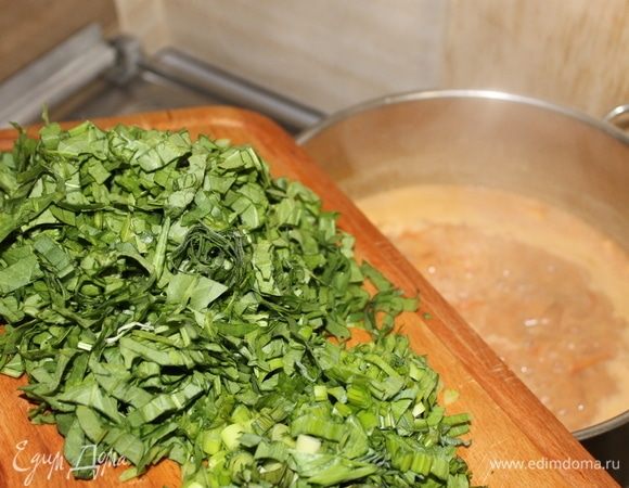 Добавляем нарезанные белки и щавель вместе с зеленью. Кладем, не разрезая, стручок перца.