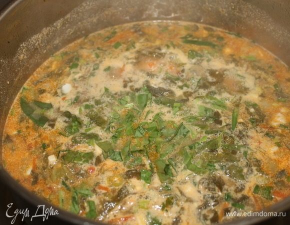 Пару минут варим и снимаем с плиты, накрываем крышкой и даем 15–20 минут времени настоятся.