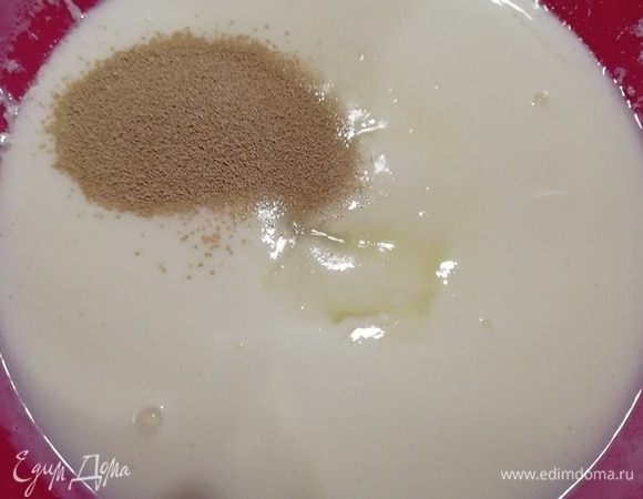 Для начала займемся тестом. В теплом кефире разведем дрожжи с 1 ч. л. сахара.