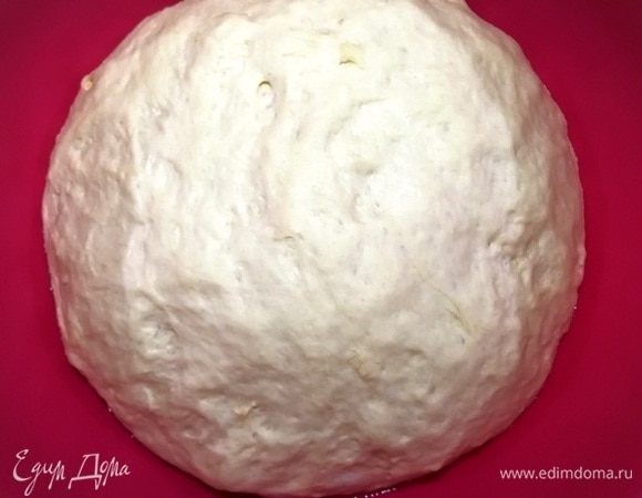 Тесто подошло, можно формировать булочки для хот-догов.