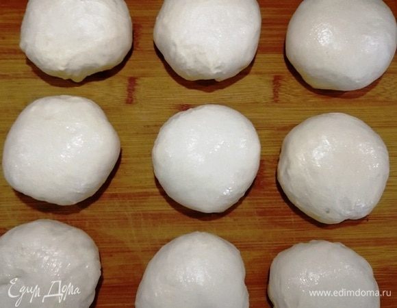 Делим тесто на одинаковые заготовки. У меня получилось 9.