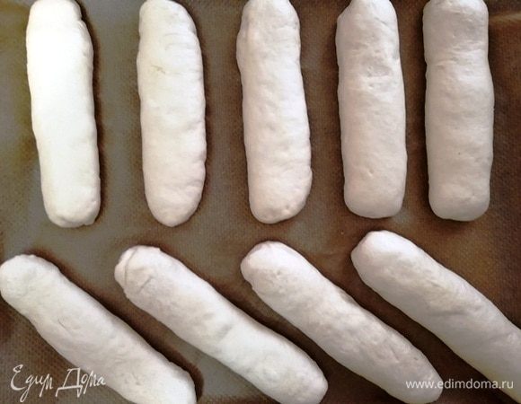 Формируем из заготовок мини-багеты. Переносим на противень и оставляем на 10–15 минут.