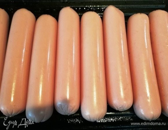 Разогреваем сковороду-гриль на среднем огне. Выкладываем сосиски.