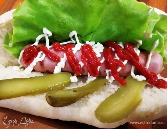 Выкладываем огурчик, поливаем кетчупом и майонезом. Неплохо было бы добавить горчицу для пикантности, но у меня ее не оказалось. Хот-дог готов.