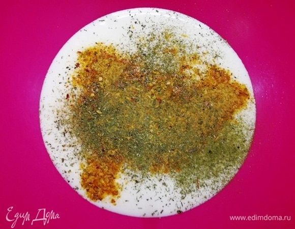 Маринад для курицы. В кефир добавляем специи по желанию. У меня карри, хмели-сунели, паприка, перец черный, соль, кориандр, мускатный орех и щепотка сахара. Добавляем в маринад соевый соус и перемешиваем.