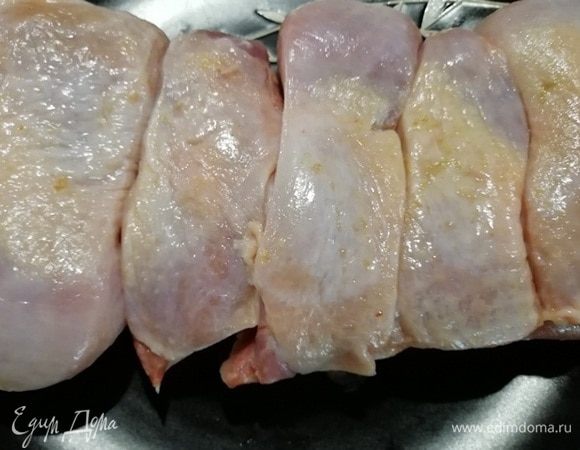 Возьмем куриные бедрышки (у меня филе без кости), хорошо промоем. Вы можете готовить и с косточкой, если вам так больше нравится.